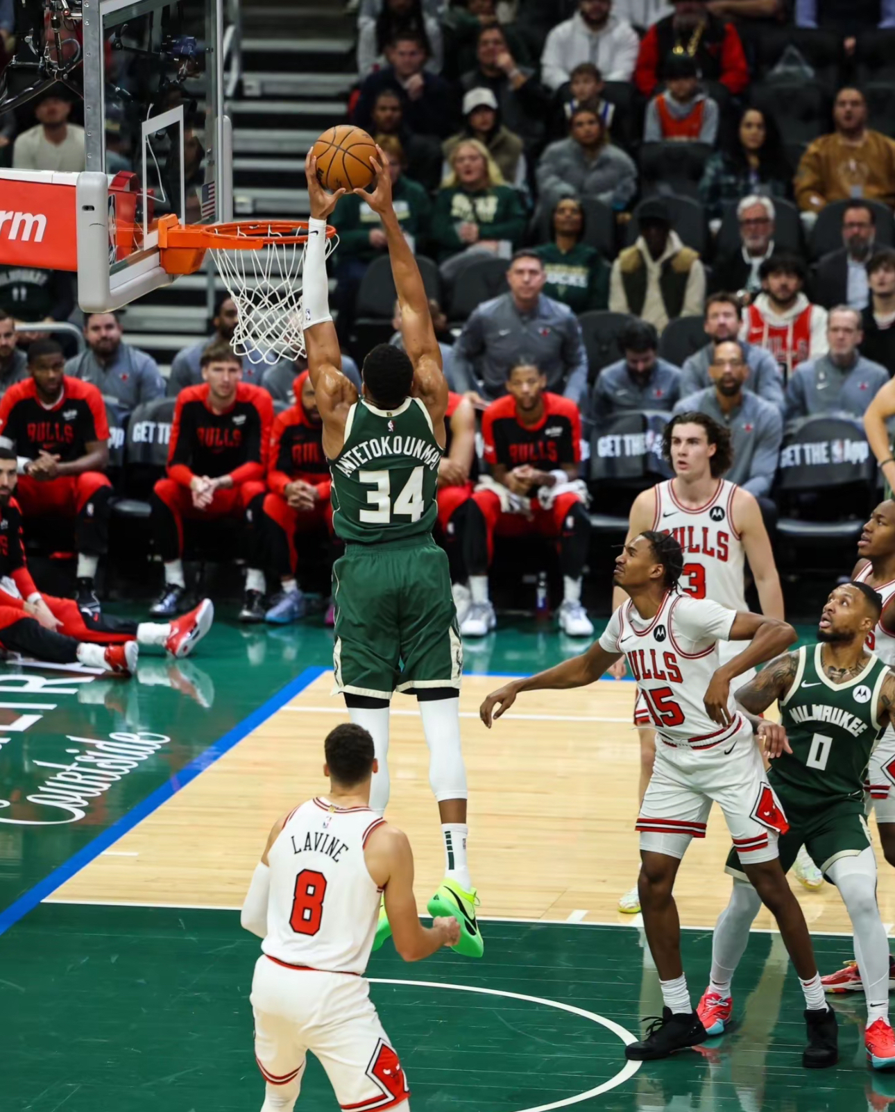 开云真人娱乐官网 -字母哥回归赛场，大胜首场状态亮眼，湖人观众沸腾！的简单介绍